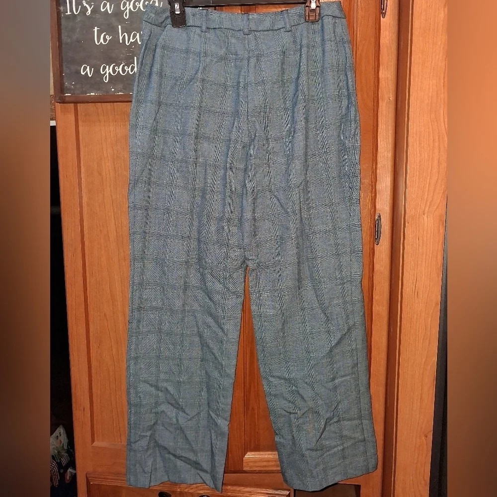 Sag Harbor Women's Gray Plaid Pants In A Size 12P. EUC. Office, Work, Business